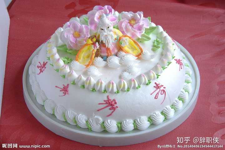 对比一下老式生日蛋糕.色素没少吃,还特别有年代感.