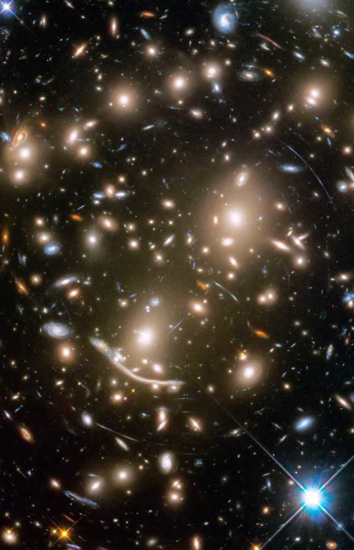 abell370的星系团,其中包含数百个因引力相互吸引而结合在一起的星系