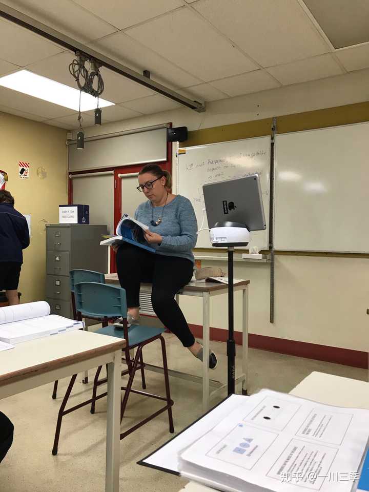 澳洲(国外)的大学老师介意学生上课戴帽子吗?