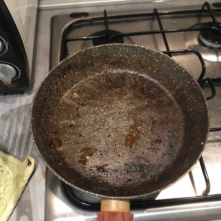 最后附上我做饭后的锅 感觉在炸厨房.