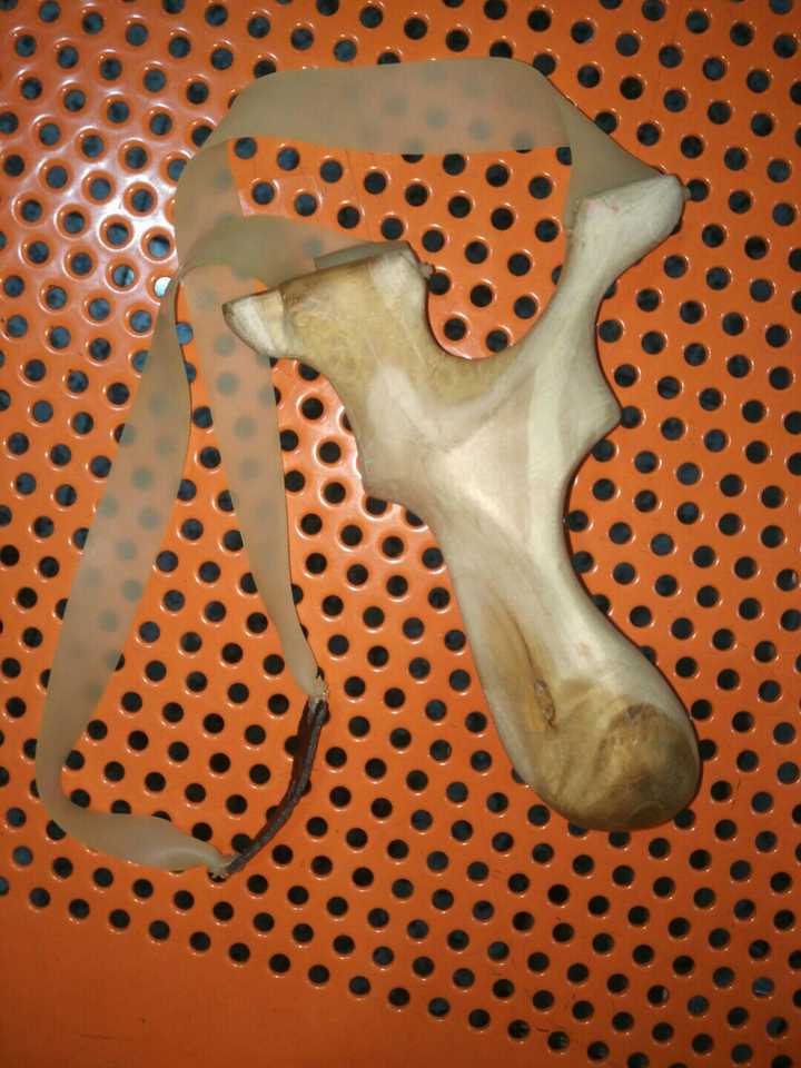 这是按照这个设计做的一个作品,桑木的.