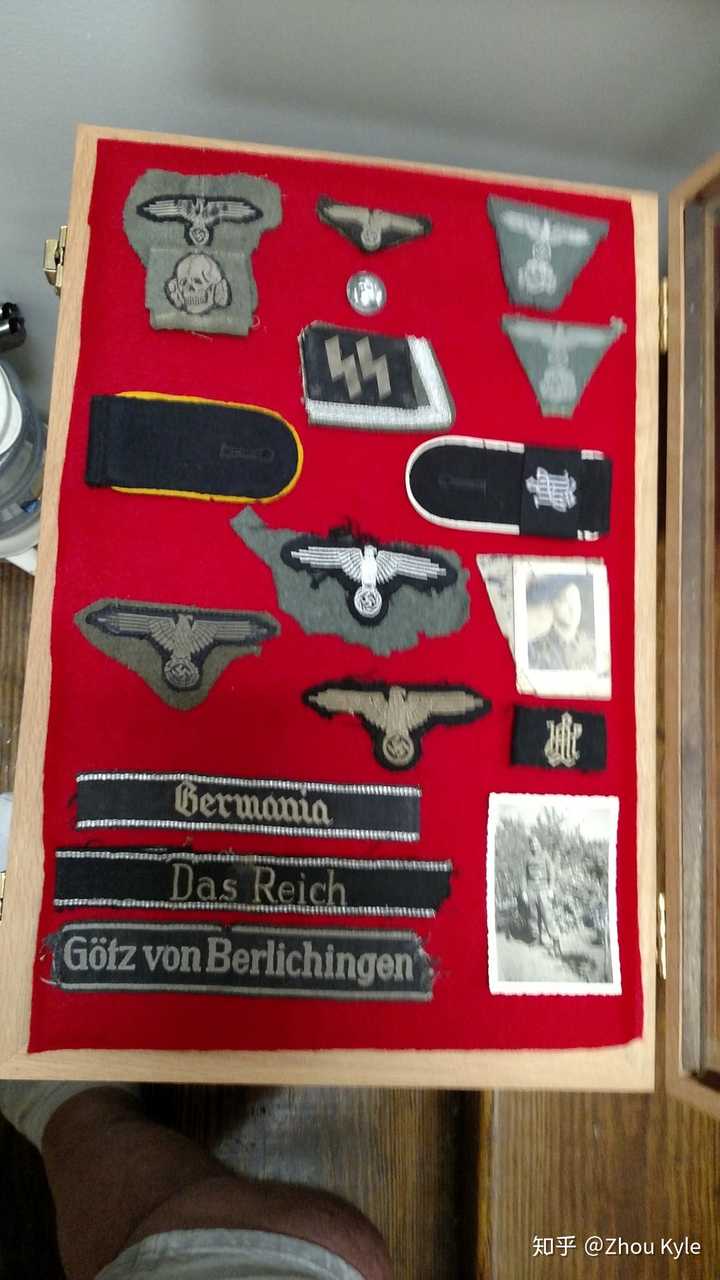 鹰徽和袖条以及照片(袖条由上至下是武装党卫军日耳曼尼亚团,帝国师