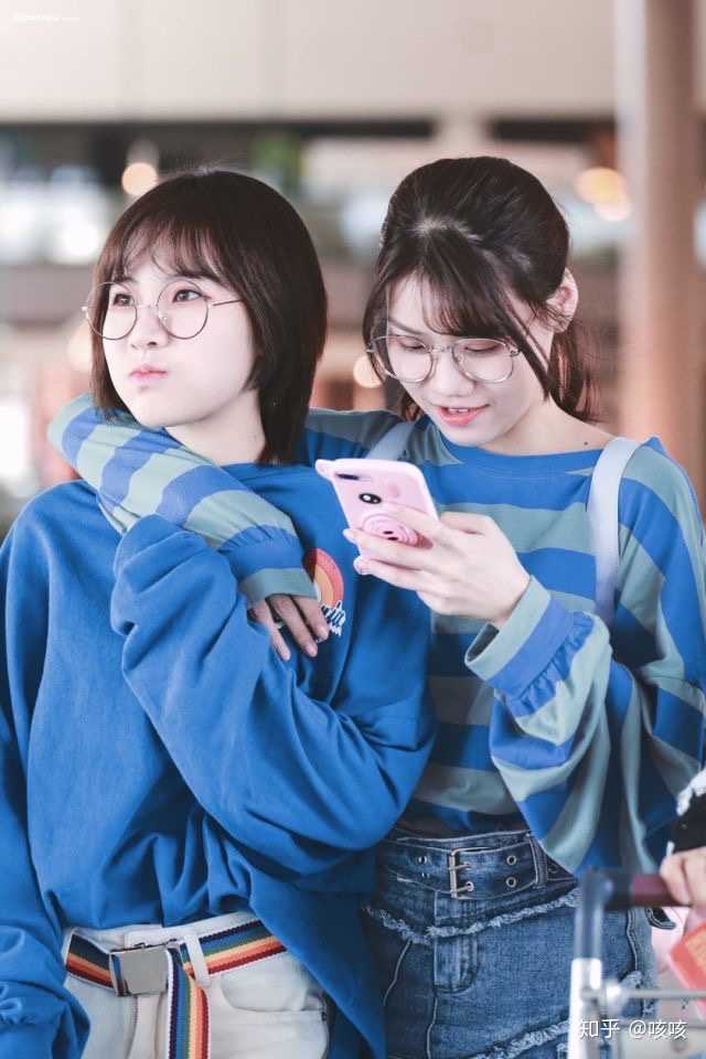 是怂了吧唧宠得不行但就是个直男的曾艾佳 但当她们和彼此站在一起