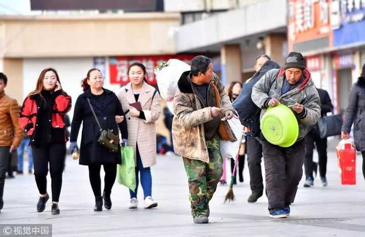 2018年2月11日,郑州火车站,外出务工的农民工春节返乡 视觉中国