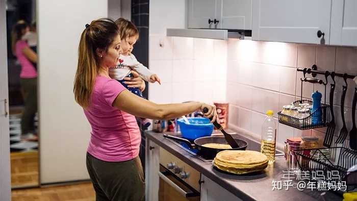 一手抱娃一手做饭图片图片