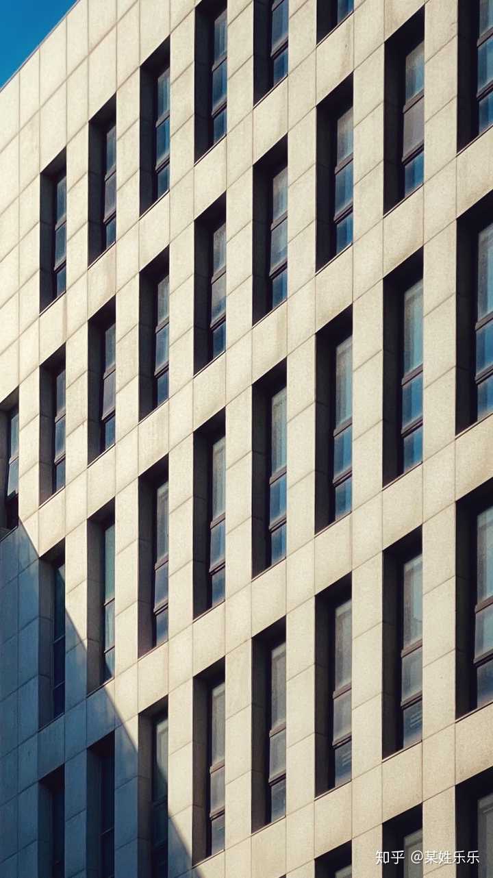 改进:建筑放中间,竖构图,快门速度更慢,看清建筑细节,可考虑将照片倒