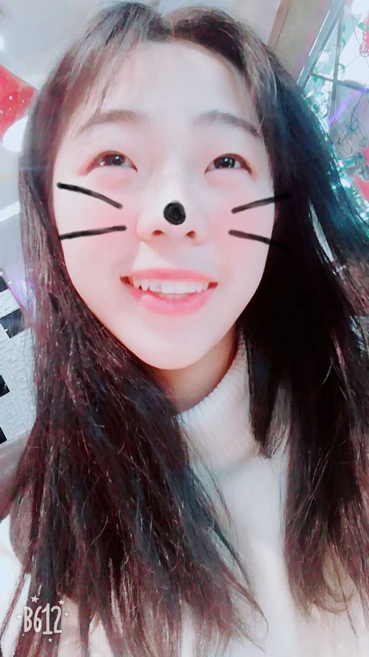 眼睛会笑         弯成一道桥  嘻嘻嘻 就是这么的自恋