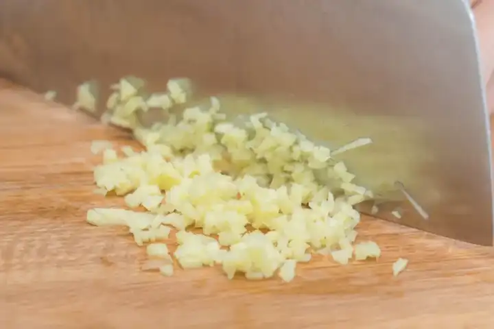 2,将15g生姜切丁.