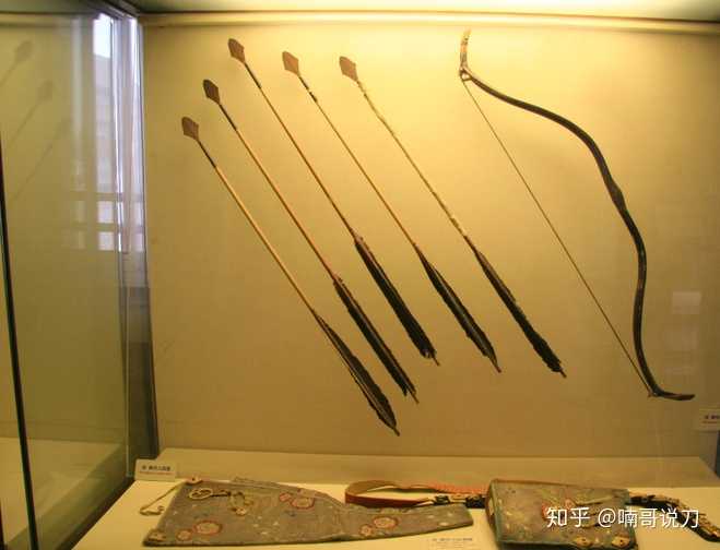 乾隆御用弓箭,弓背上还刻有满文.