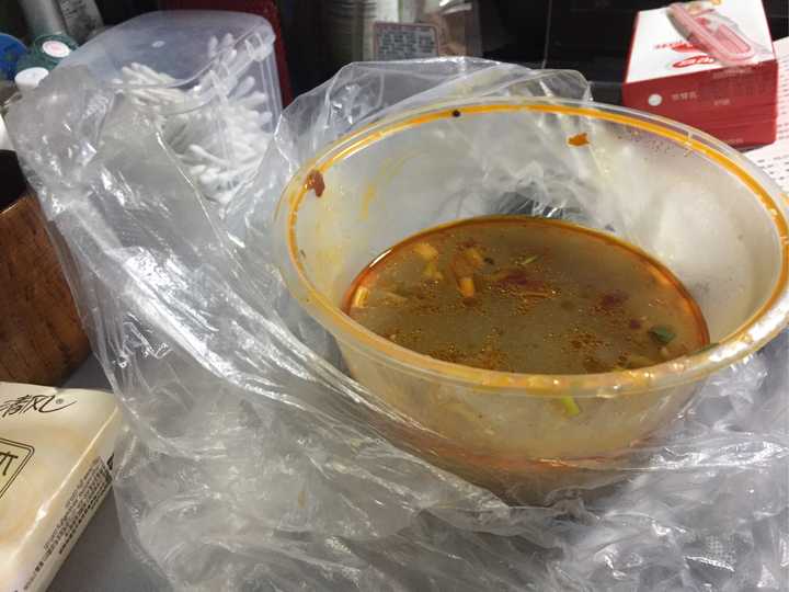 噔蹬蹬,附上我刚刚吃过的外卖盒子 公寓里有个搞卫生的阿姨 她会把