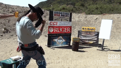 西部片的左轮决斗和日本片的武士刀决斗就存在着差距.