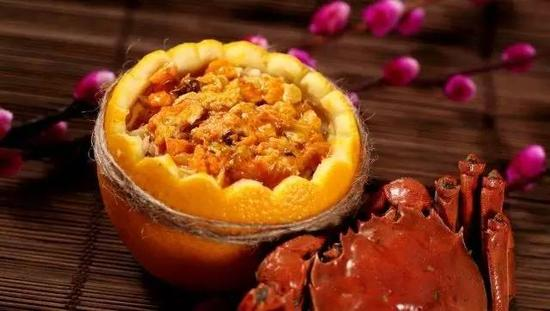 在去年的g20杭州峰会举行的国宴上,出现了一道南宋名菜——蟹酿橙.