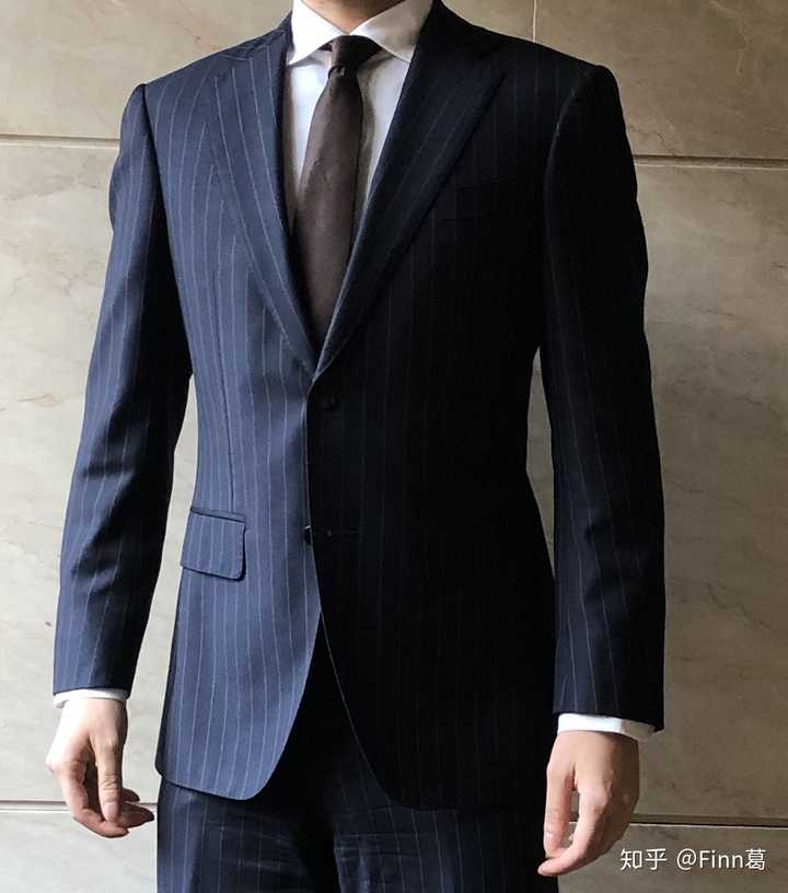 系的蓝色西装外套,我则倾向于选择灰色,棕色等中性色/暖色色调的领带