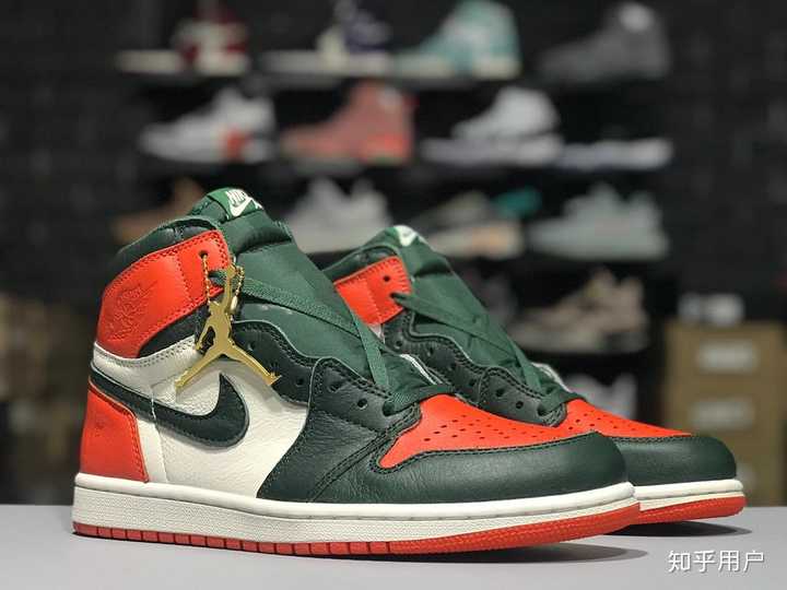 aj1 solefly上面带的是小金人还是宝剑?