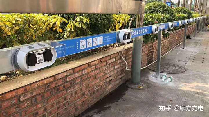 小區裡安裝電動車充電樁的費用是物業出還是業主出