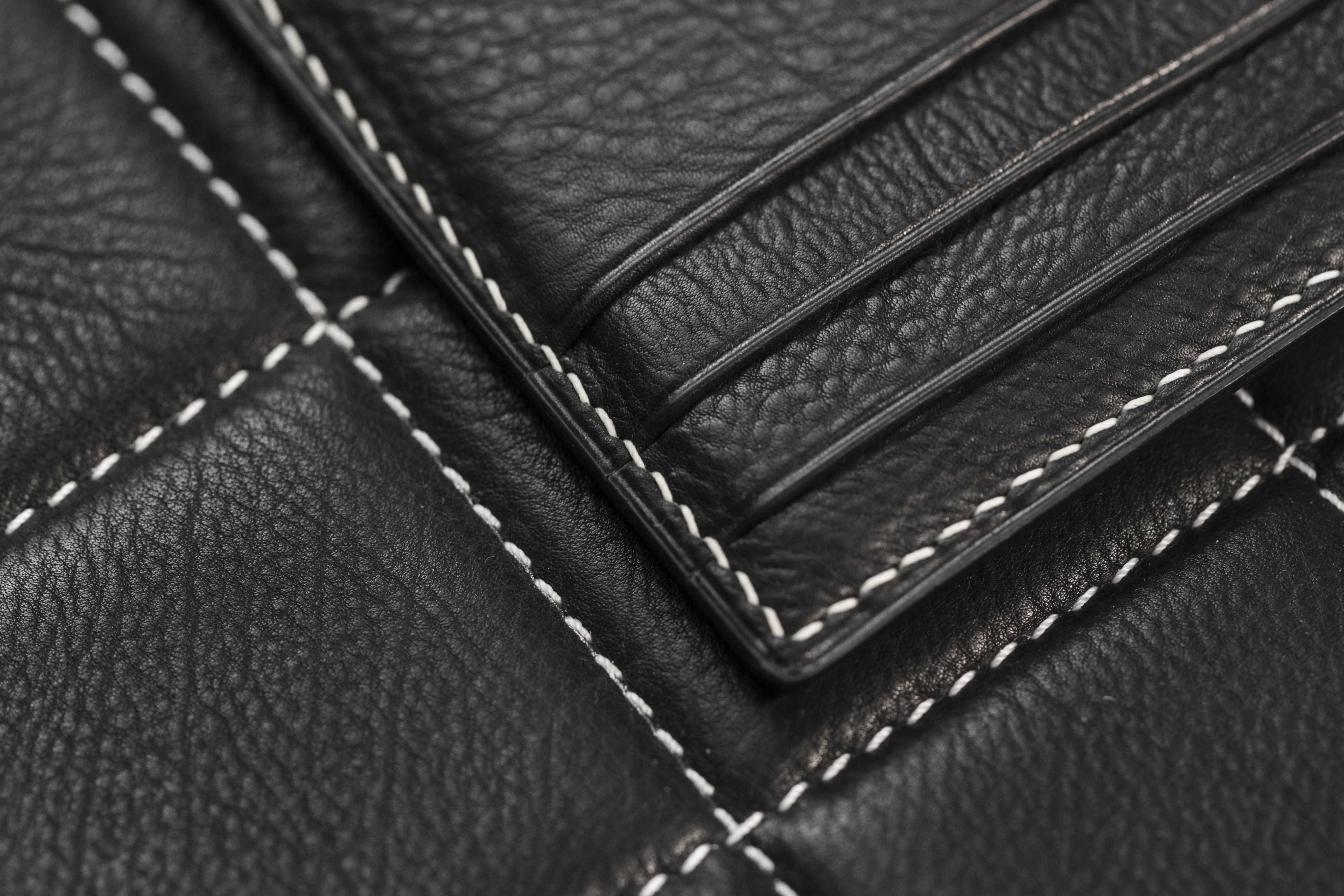 用黑色摔纹小牛皮做的钞票夹