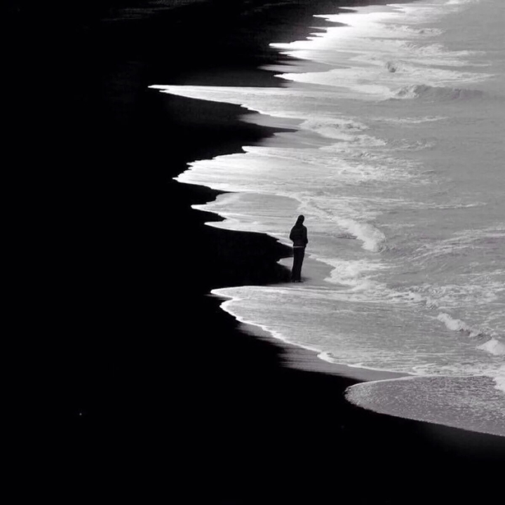 有哪些暗黑风格的或者很丧的壁纸和头像?