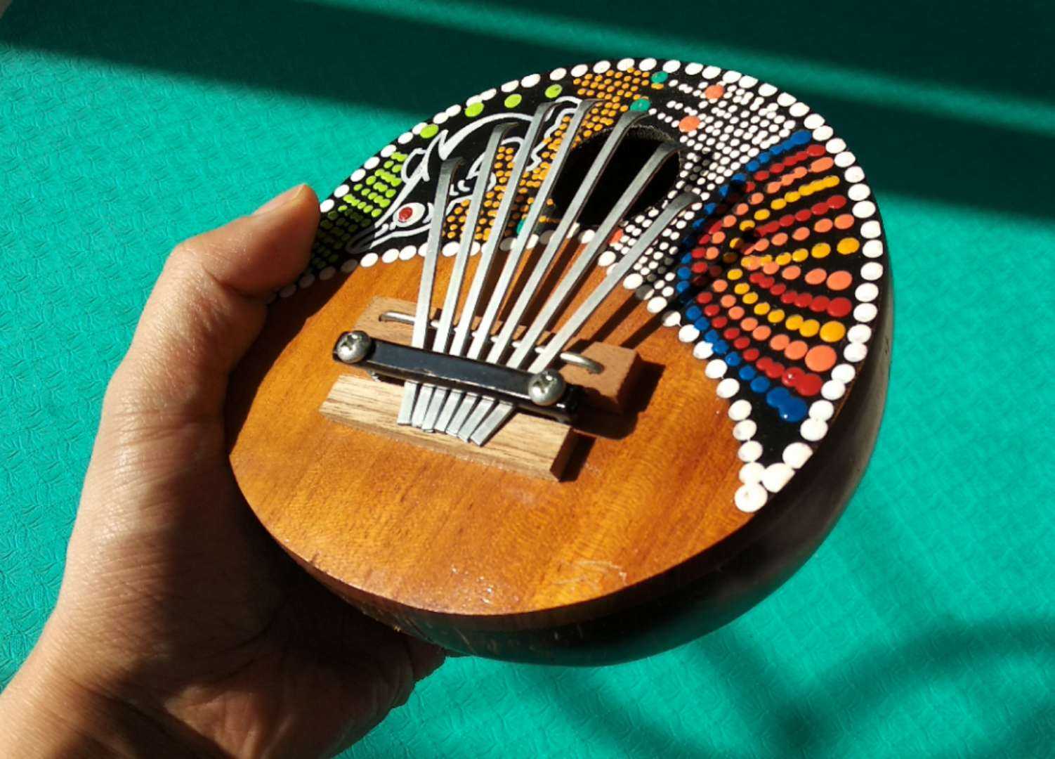 上图中我的这个是从马来西亚沙巴买回来的纪念品,这种用椰壳制作