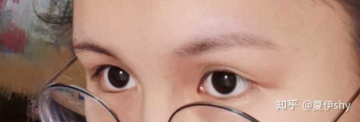 无办法咯,略略略 眼角有点圆,脂肪多,眼距近.但眼睛睁开还