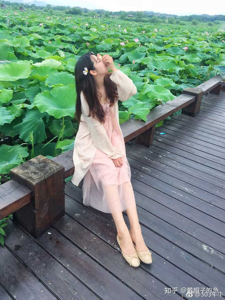 大胸微胖,165cm,圆脸,肤白,要怎么搭配衣服发型?