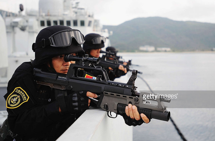 红海行动中054a所搭载的近防炮是否真的能像电影里一样达到如此之高的