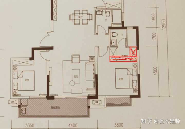 這是某個戶型圖,如何在不改變承重牆的情況下不讓廁所門正對主臥門?