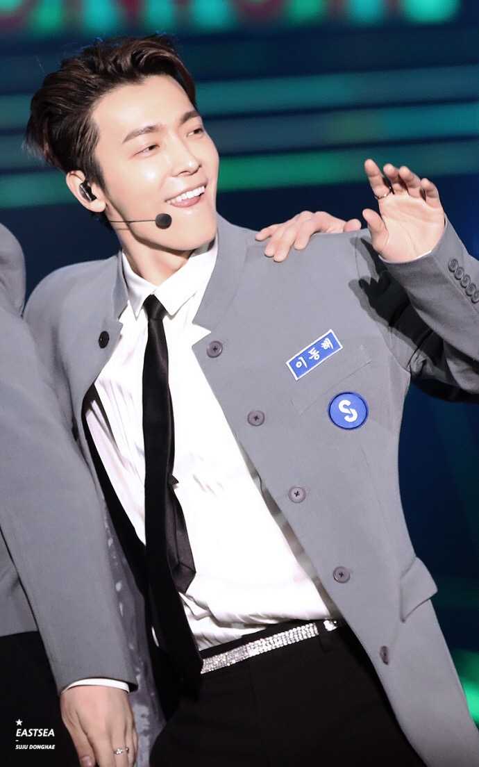 放赫海的照片 从校服到西装