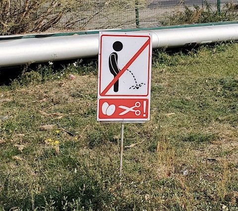 俄罗斯禁止随地小便的警告牌:没收作案工具