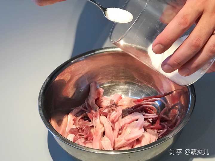 这步是为了去腥和去除鸭舌表面的黏液,使得鸭舌更加清爽,再次清洗沥干