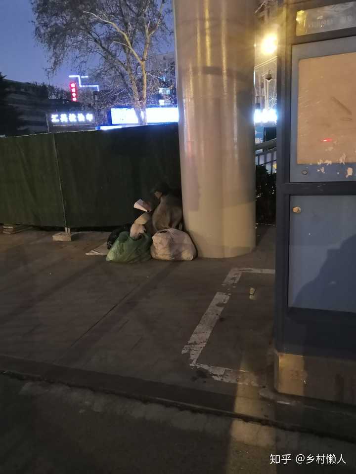 应该是这张吧,在天桥下拍的.