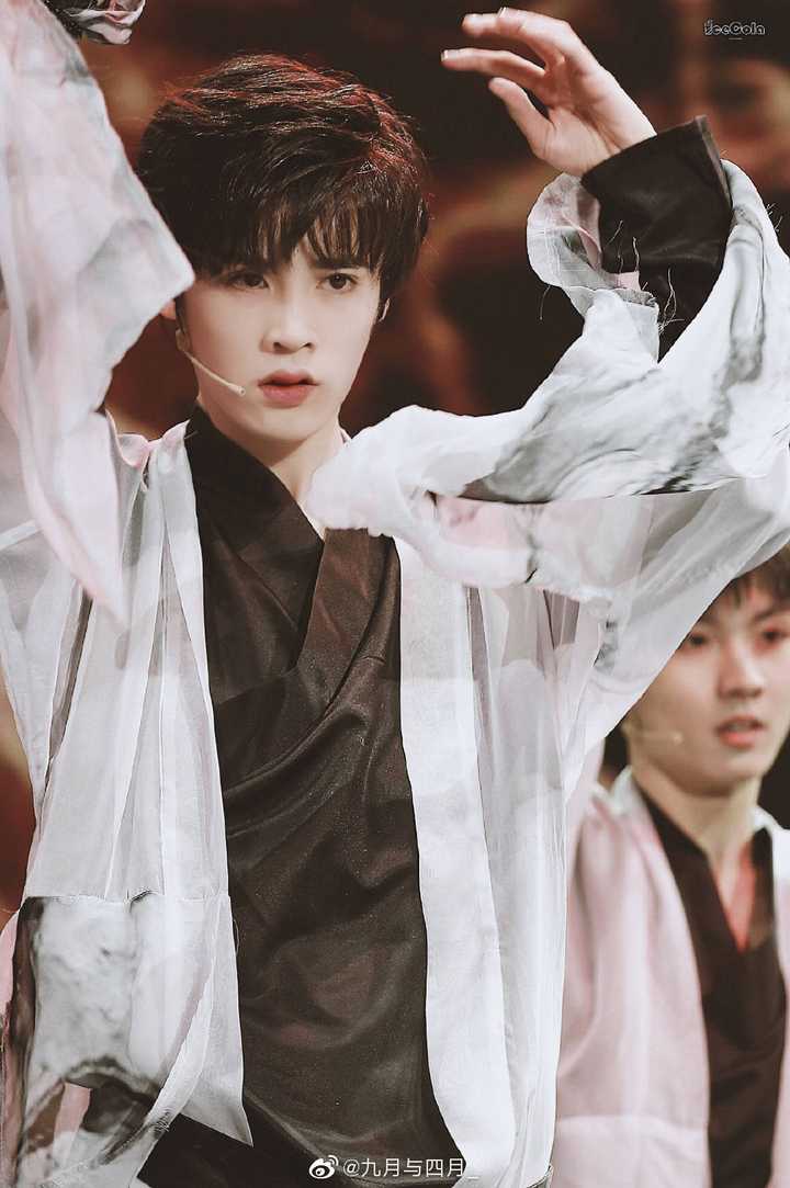 一种偶练的感觉(▽)而且他在舞台上有时状态不太好看着比较呆呆的