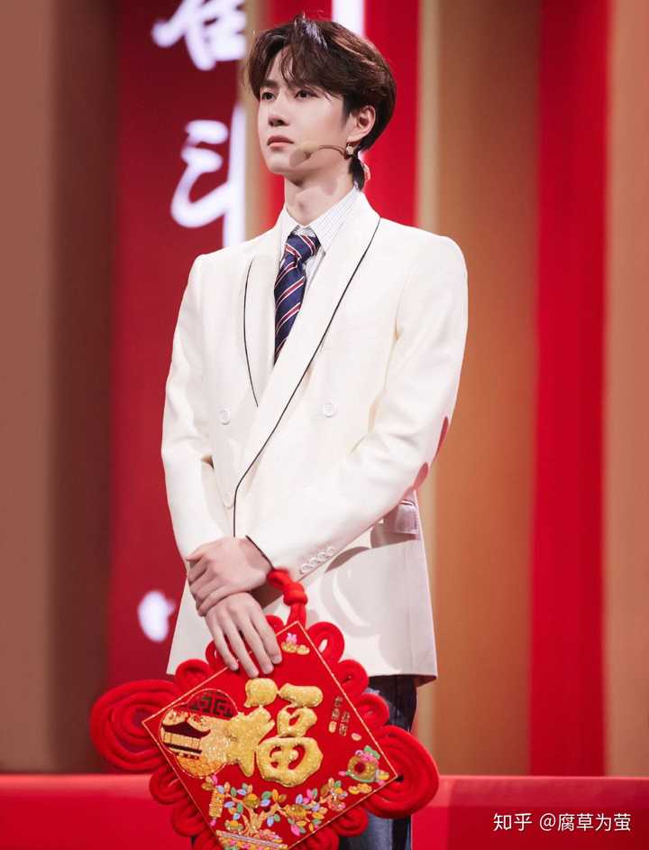 如何评价王一博在2020年湖南卫视春晚上的魔术表演