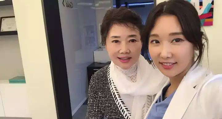 身材火辣,和女儿同框似姐妹,别人猜不出年龄是一种什么体验?