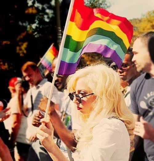 2016年，因为对同性人群的反感，奥多兰的一个gay吧发生一起恐怖袭击，多