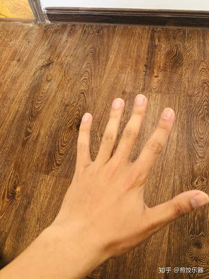 我想看看弹吉他的手 是不是都很秀气那种?