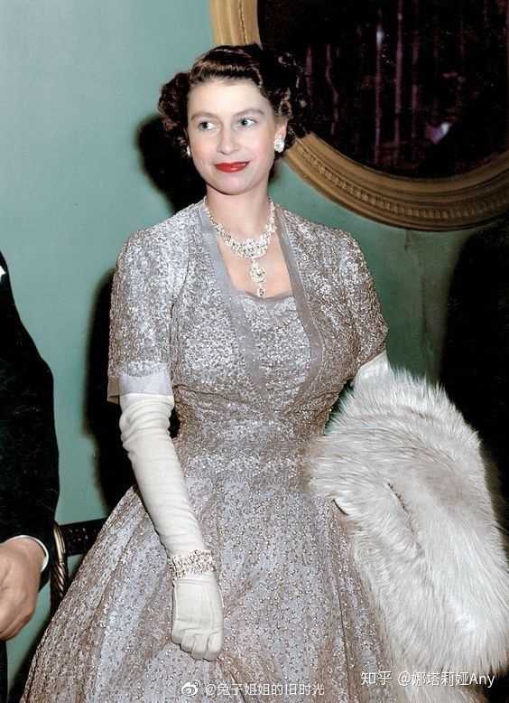 如何评价伊丽莎白二世女王的穿搭