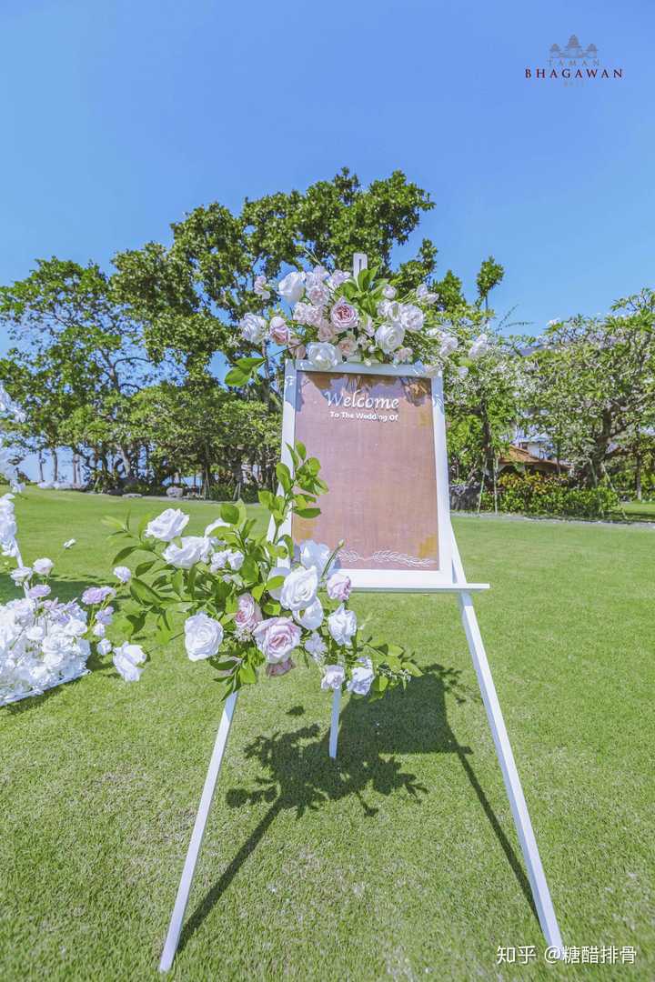 还有一个是巴厘岛皇家庄园的草坪森系婚礼