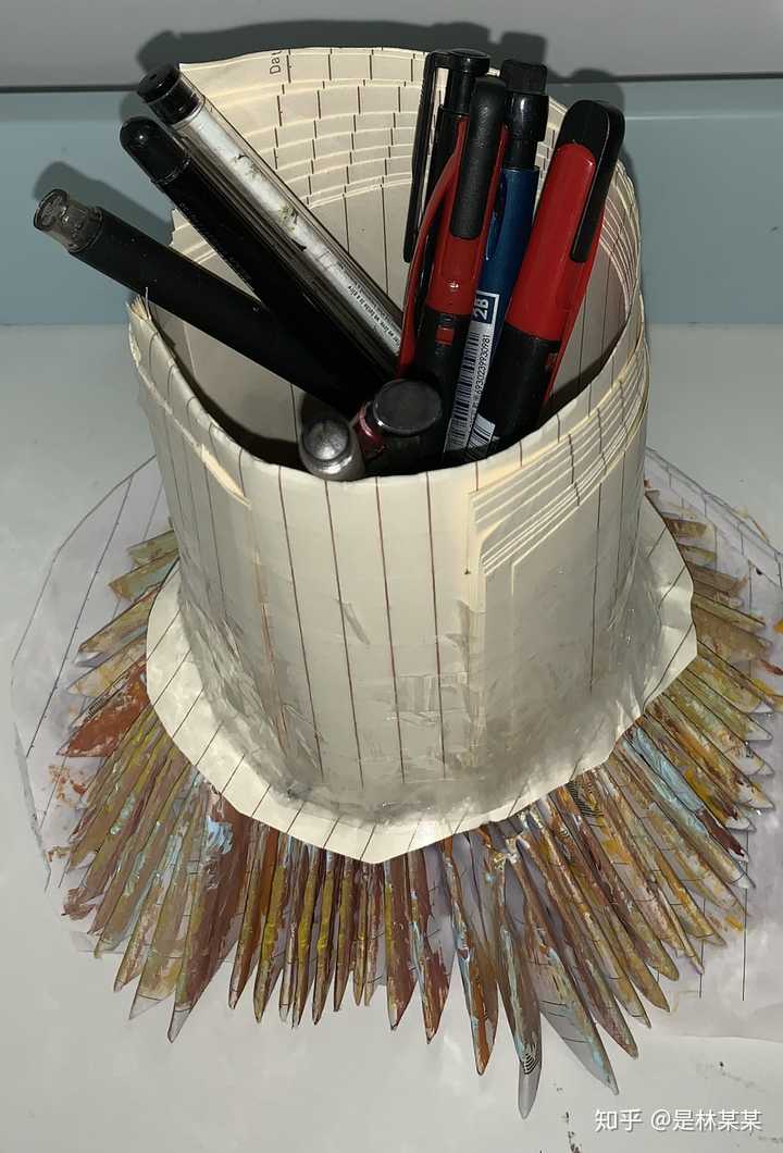 谢邀,在读小学的表弟用纸做的笔筒