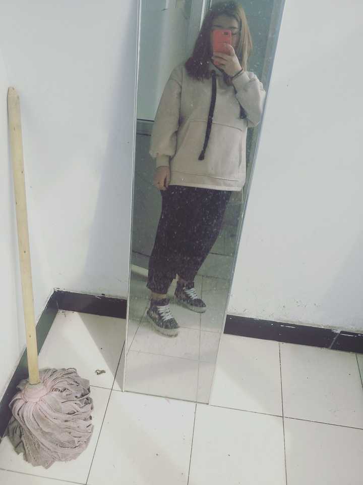 朋友长了一张好看的脸 但是身材简直差到不要不要的 没有全身照 就有