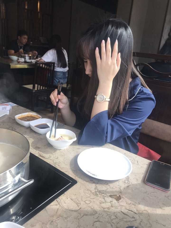 这张是昨天吃饭的时候朋友偷拍的