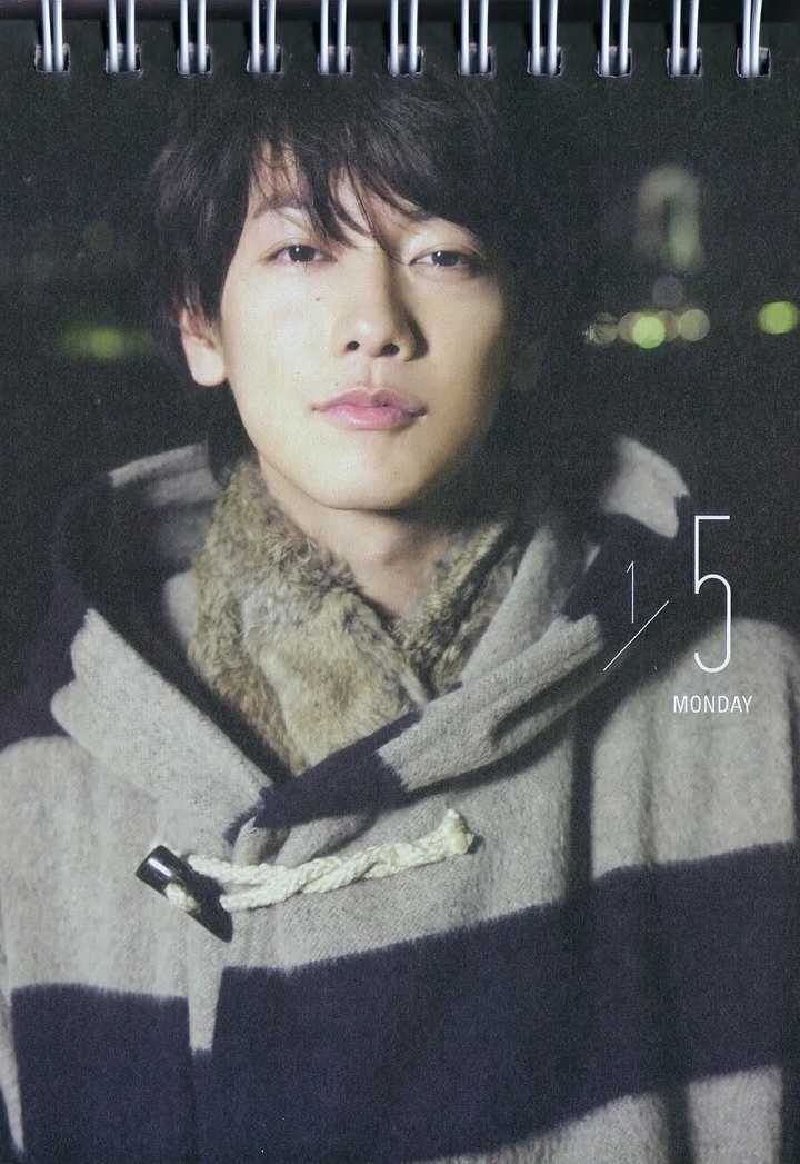 佐藤健,不至于雄雌莫辨,就是男演员中我觉得除了帅气还美的那种!