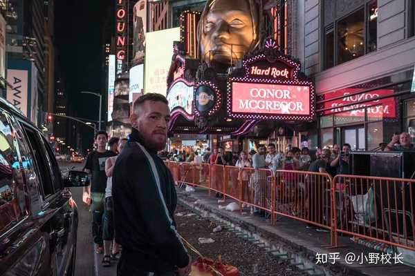 康纳的衣品和他搏击实力是成正比的,很懂得利用身材扬长避短.