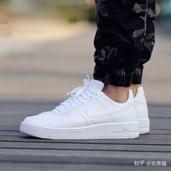 空军一号纯白的到底是买轻质版好还是经典版好?