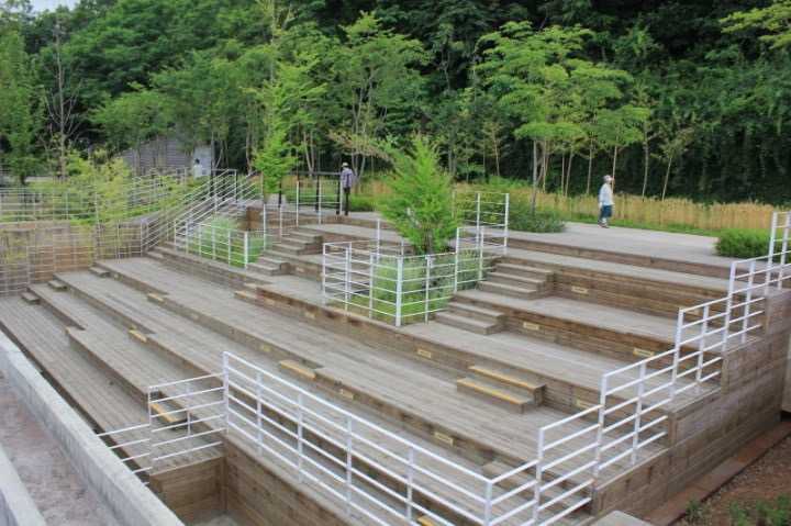 室外的景观楼梯,形式自由,大有文章可以做.