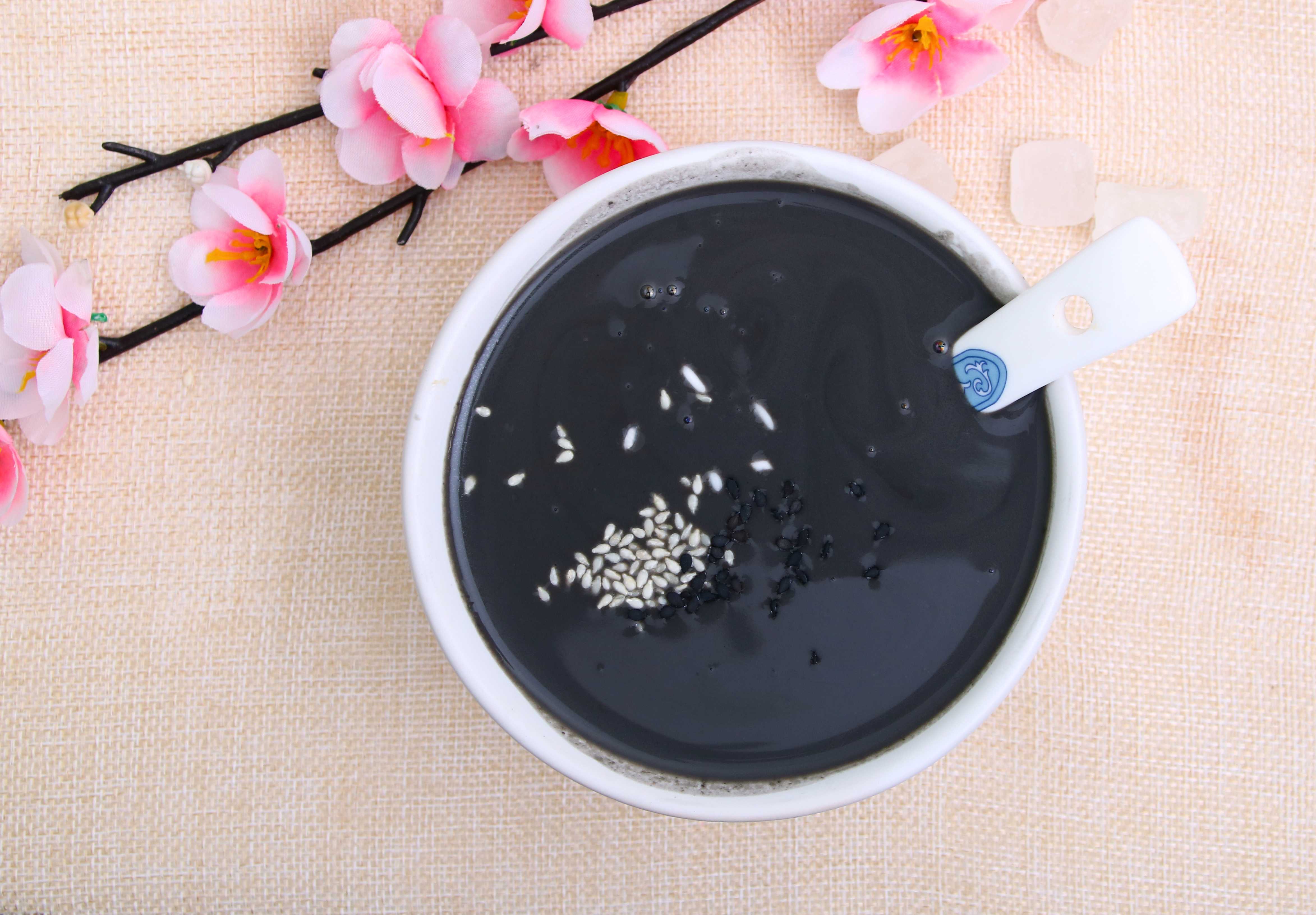 一杯黑芝麻糊需要这些食材,都是从市场现买现做,味道真的很不错哦!