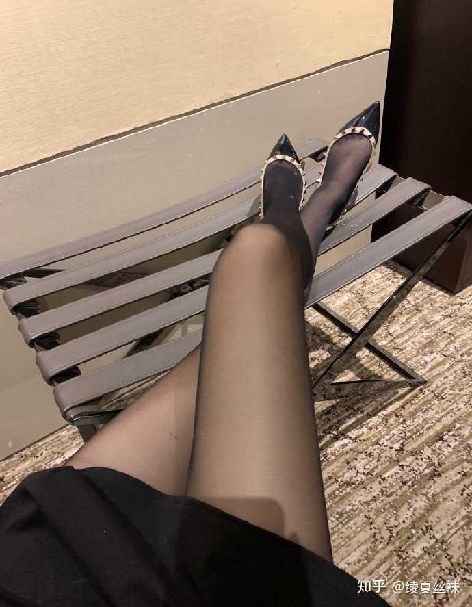 女生喜欢穿肉色丝袜还是黑丝袜?4 女生喜欢穿肉色丝袜还是黑丝袜?4