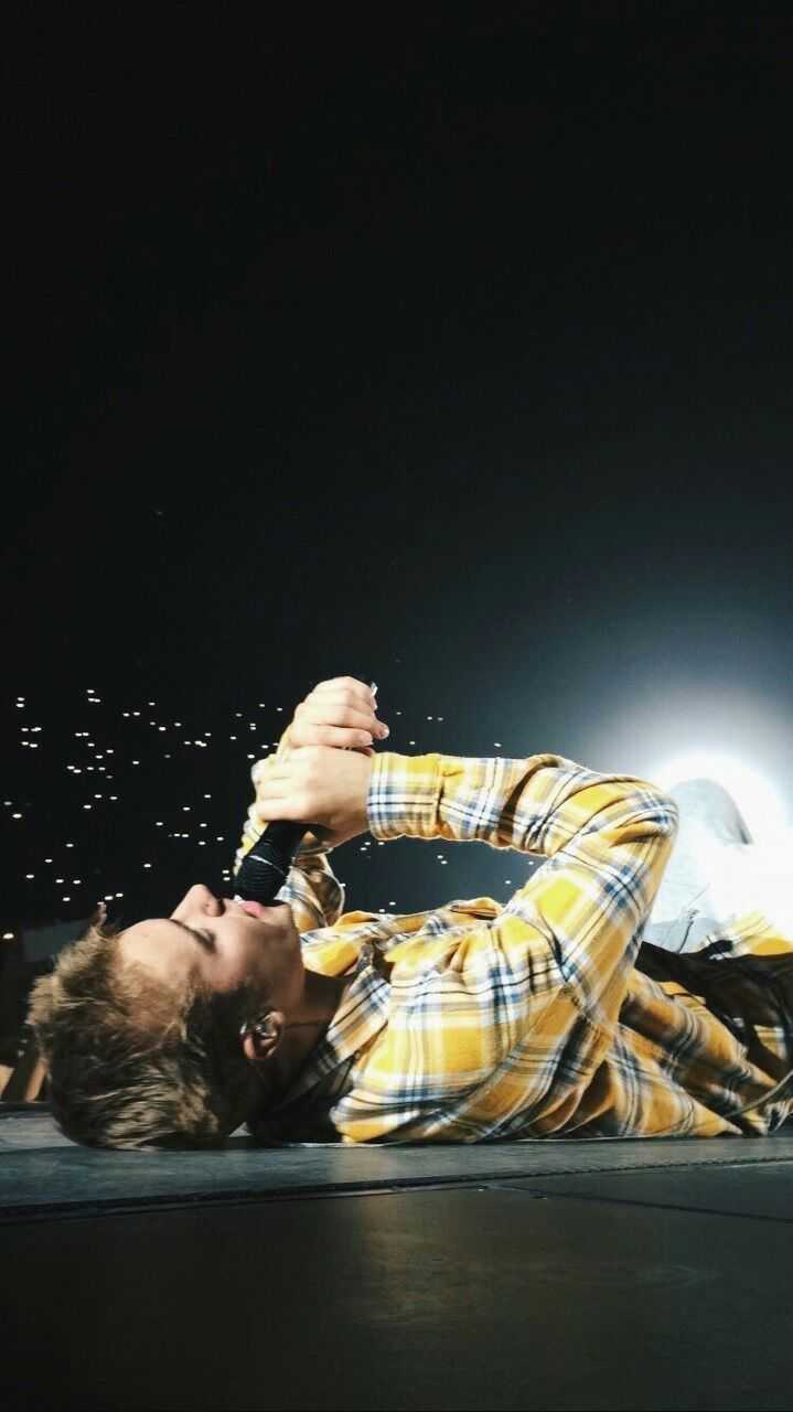 小编放出了一组比伯直播的照片,我瞄了一眼直接点开第一张往后滑