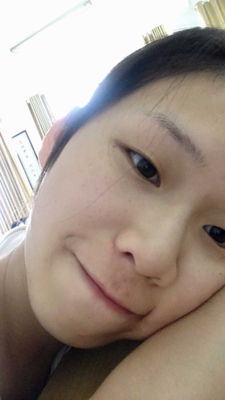 鼻子大而塌的漂亮女孩子,有谁可以来个例子么?