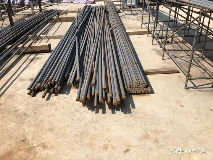 我和往常一样在工地上搬着钢筋,今天的钢筋格外有些烫手,心中期盼的