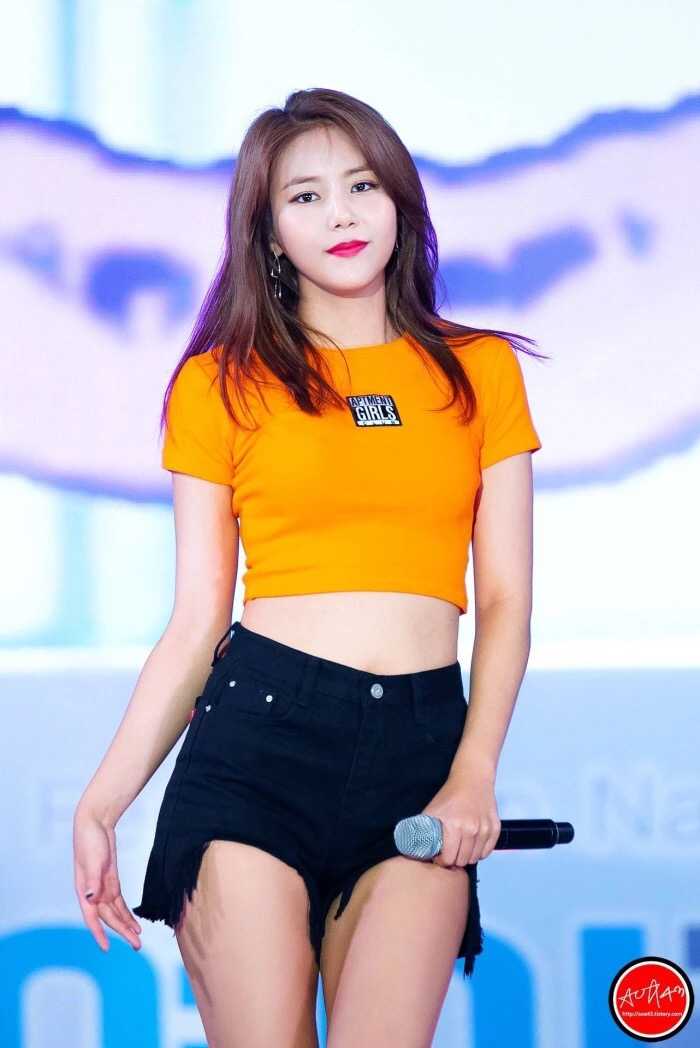 aoa门面 申惠晶 我认为她的五官是不错的,但是很挑角度.